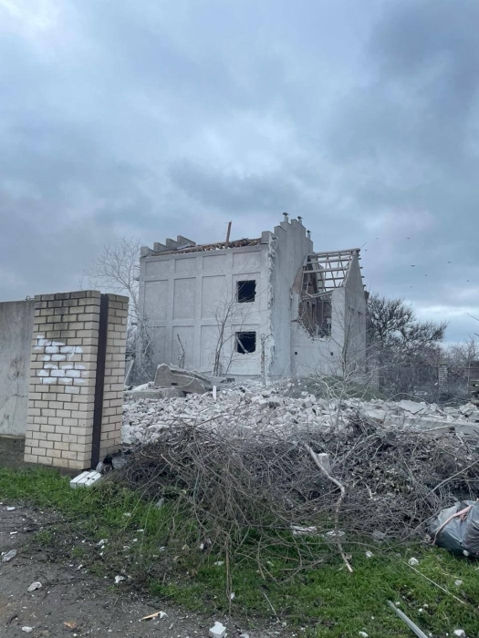 В Николаеве из жилого сектора после обстрела вывезли 130 кубов мусора