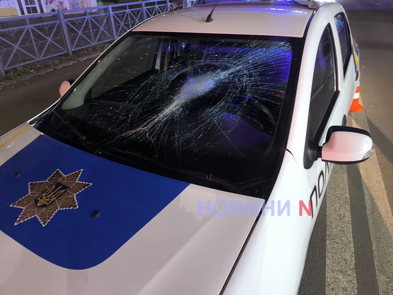 В центре Николаева полицейский автомобиль сбил пешехода (видео)
