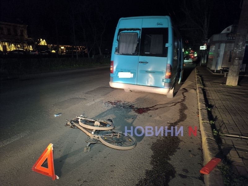 Велосипедист врезался в стоявшую на остановке маршрутку в центре Николаева: пострадавшего увезла скорая