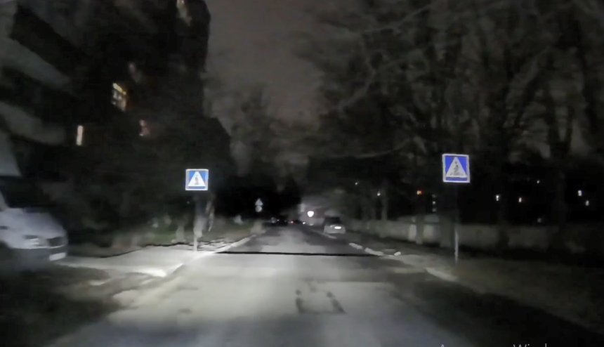 В Николаеве на дороге установили «могильную плиту» для воспитания водителей (видео)