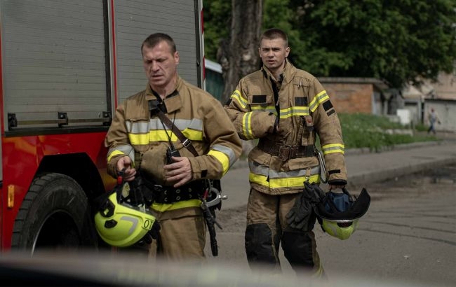 В Киеве обломки дрона упали на жилой дом: есть пострадавшие