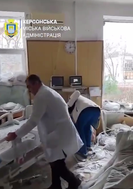 Армия РФ атаковала больницу в Херсоне: пострадали медсестры (видео)