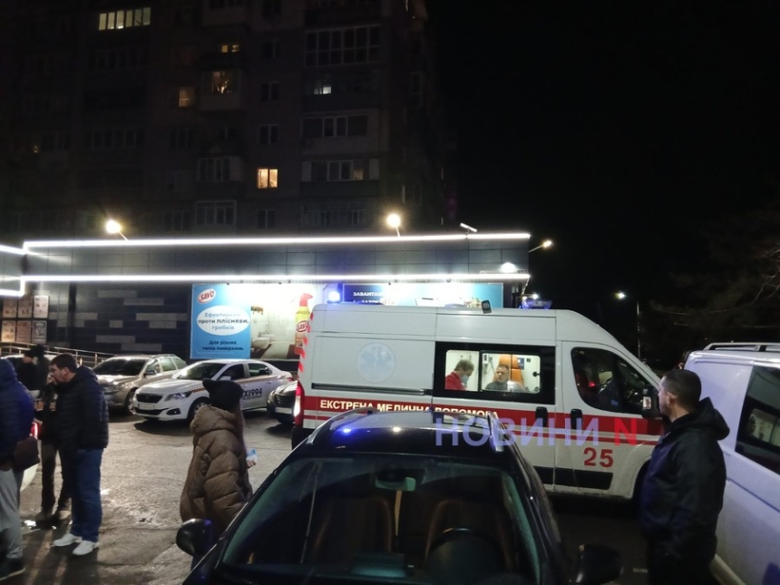 Автомобиль сбил человека на остановке в Николаеве и скрылся: пострадавшего увезла скорая