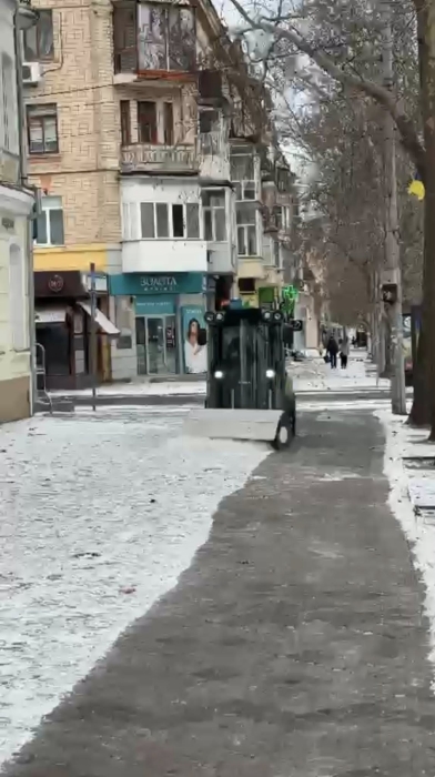 В Николаеве борются с гололедом и снегом: расчищают тротуары и остановки (фото)