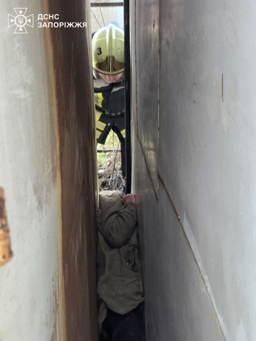 Жительница Запорожья застряла между металлическими контейнерами — вытаскивали спасатели (фото)