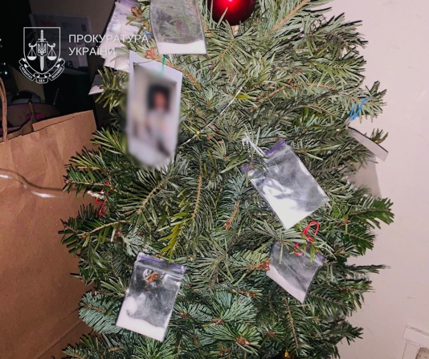 В Киеве иностранец украсил пакетиками с наркотиками свою елку (фото)