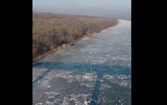 В Бугском Гарде замерзла река Южный Буг: местные говорят, такого давно не было (видео)