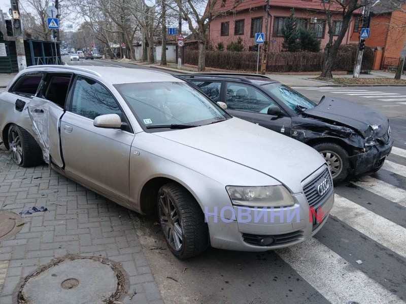 Две «Ауди» столкнулись в Николаеве: автомобили развернуло (фото)