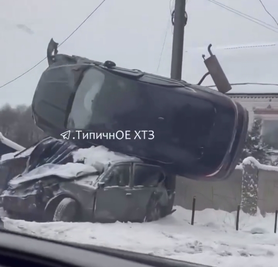 Странное ДТП на Харьковщине: один автомобиль залетел на другой (видео)