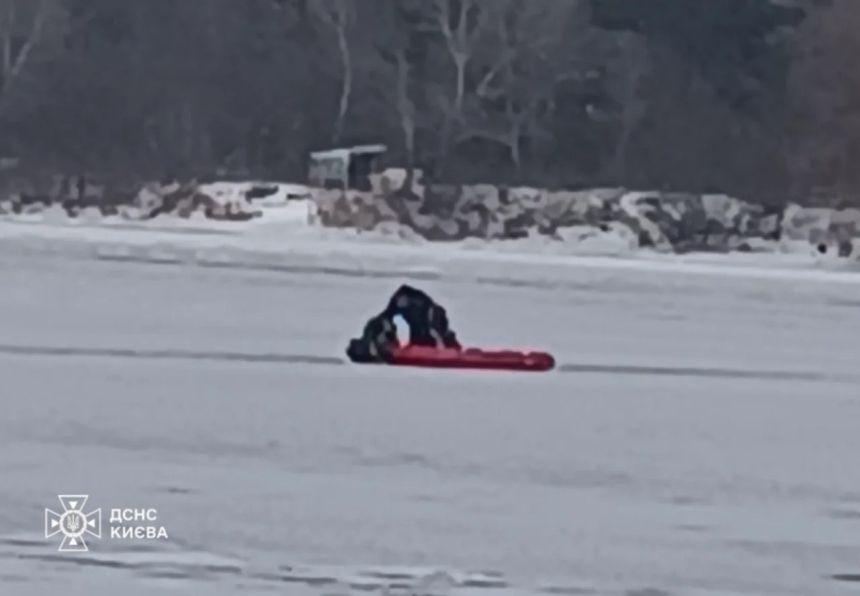 В Киеве два человека провалились под лед на Днепре: один пытался спасти другого (видео)