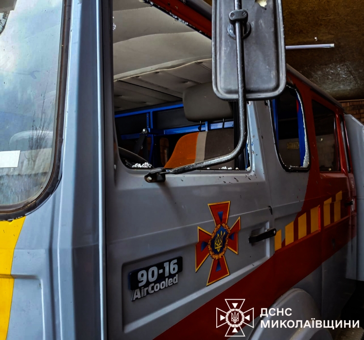 Повреждена пожарно-спасательная часть из-за атаки дронов в Николаевской области (фото)