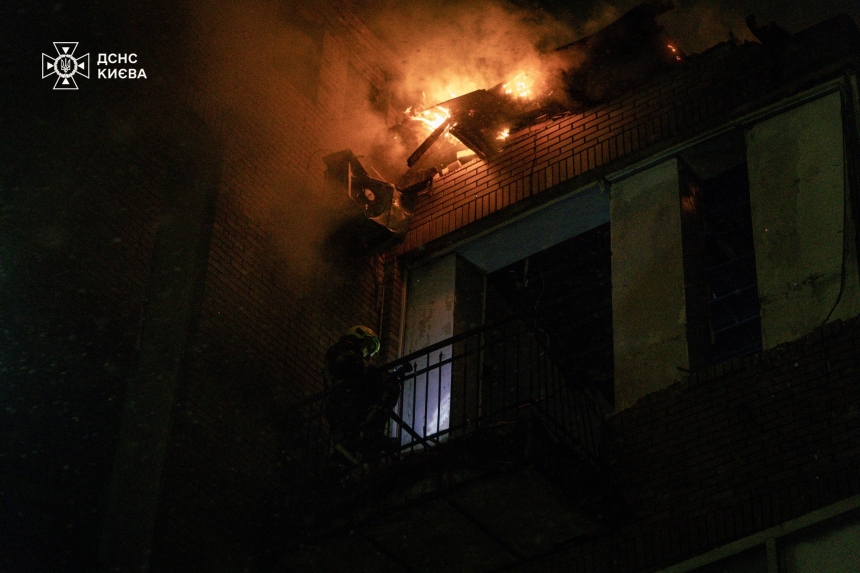 Киев под обстрелом: один пострадавший, повреждены дома, горели автомобили (фото)