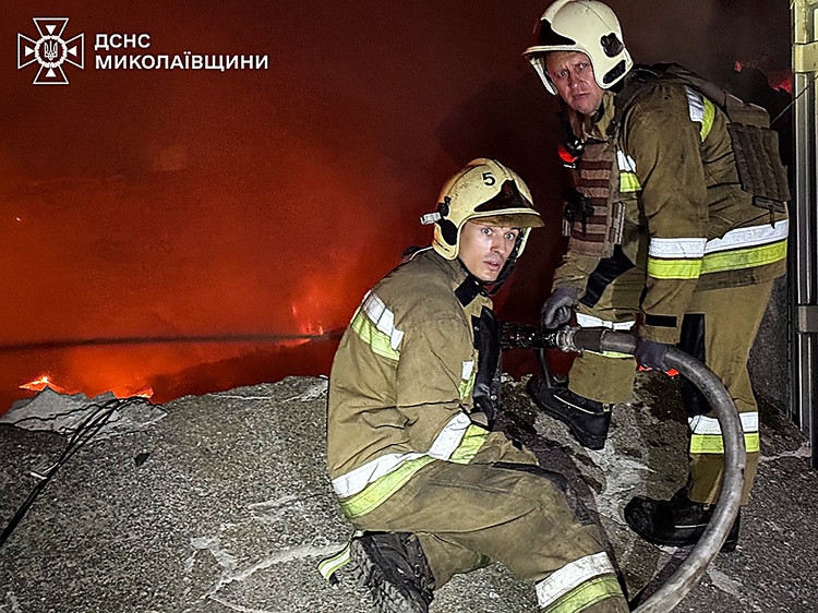 Спасатели эвакуировали женщину из горящей квартиры в Николаеве