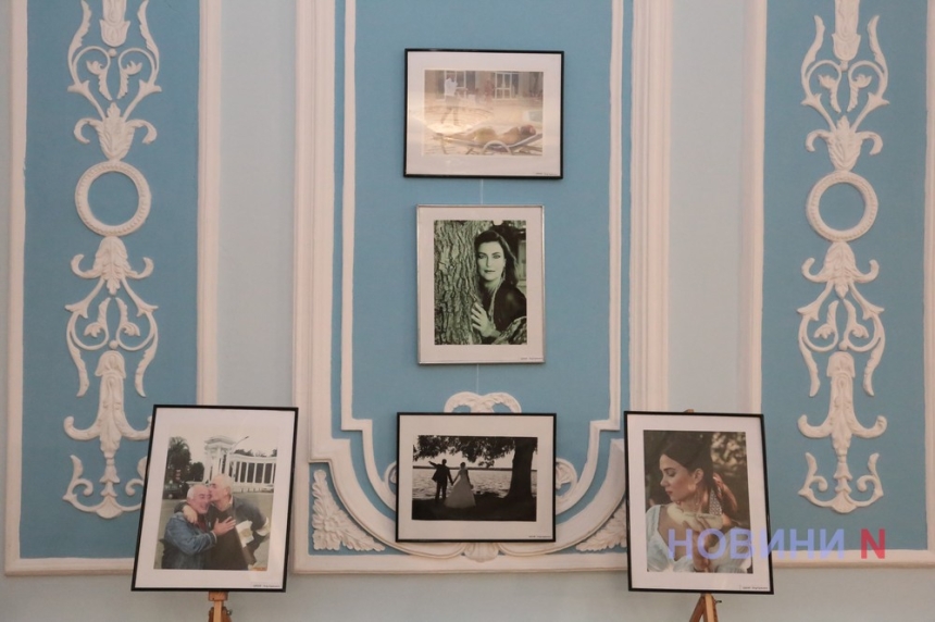 «Це кохання...»: в Николаевском театре открылась фотовыставка, посвященная Дню Святого Валентина (фото)