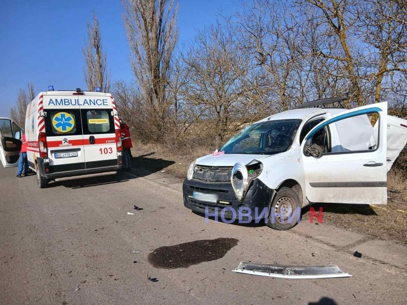 Под Николаевом «Мицубиси» перевернул «Рено»: трое пострадавших