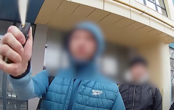 Во Львове мужчина распылил газ против военных ТЦК и полиции (видео)