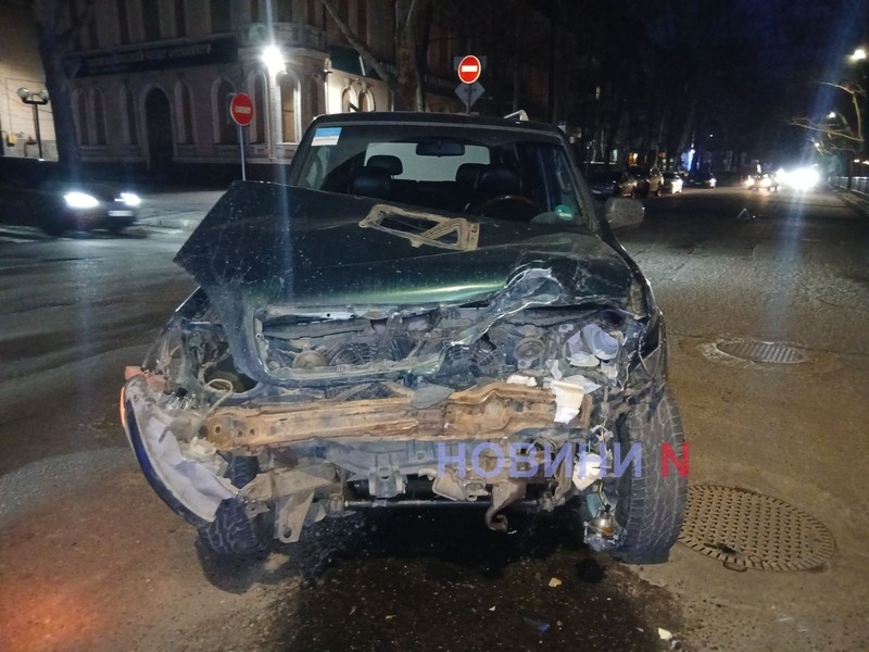 Subaru и Hyundai столкнулись в Николаеве: значительные повреждения