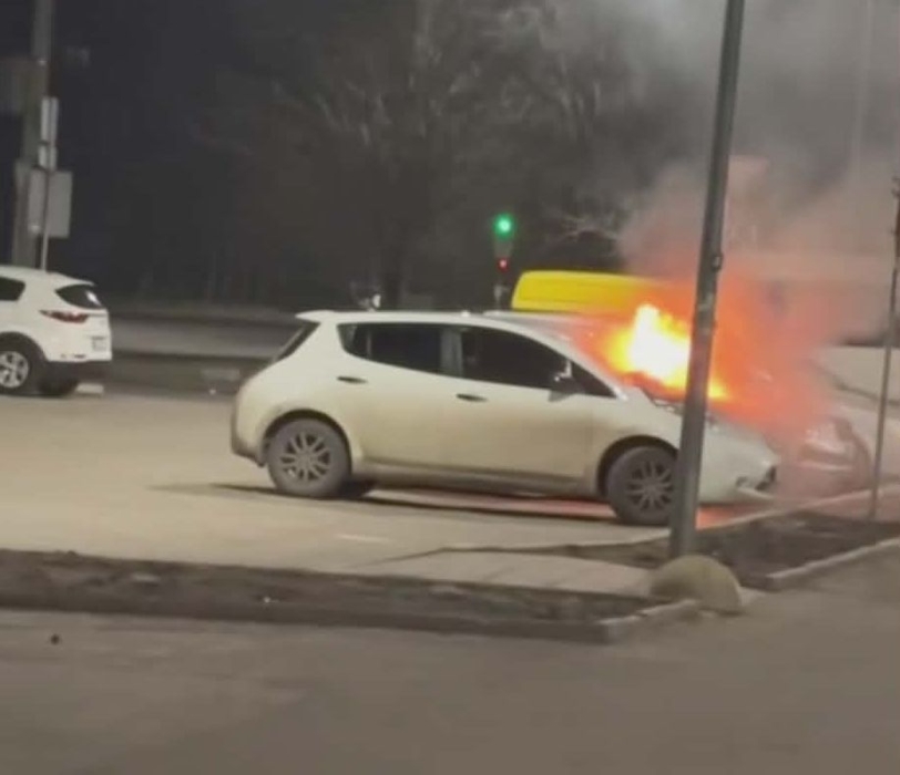 Появилось видео, как в Николаеве сгорел электромобиль на парковке у супермаркета