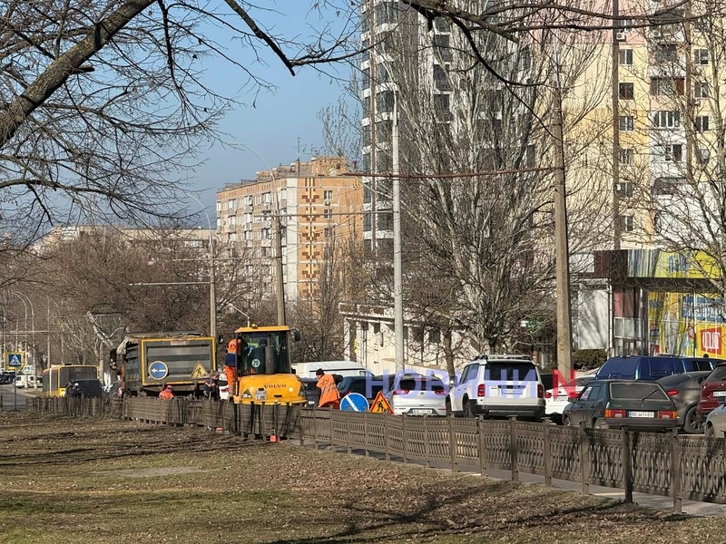 На главном проспекте Николаева автомобильный затор — ремонт дороги (видео)