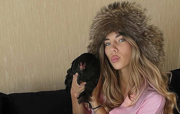 Жительница Одессы принесла на маникюр курицу (видео)