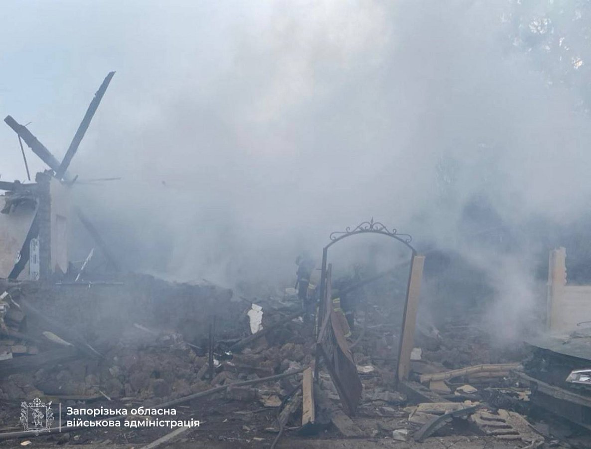 Вражеский дрон уничтожил жилой дом в Запорожье: есть погибшие и раненые дети (фото, видео)