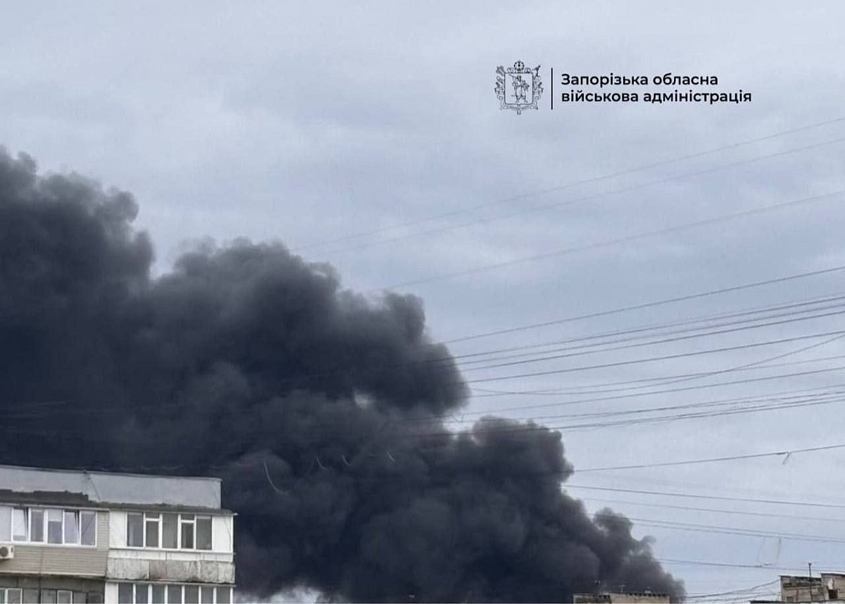 Масштабный пожар после атаки в Запорожье: горожан призывают закрыть окна (видео)