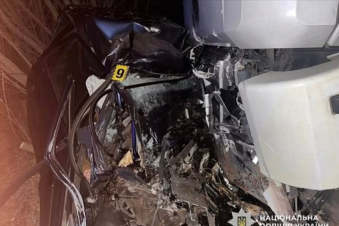 Skoda влетела в грузовик на трассе «Александровка - Николаев»: погибли два человека (фото)