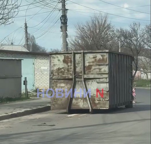 Может стать причиной аварии: в Николаеве на опасном повороте появился контейнер (видео)