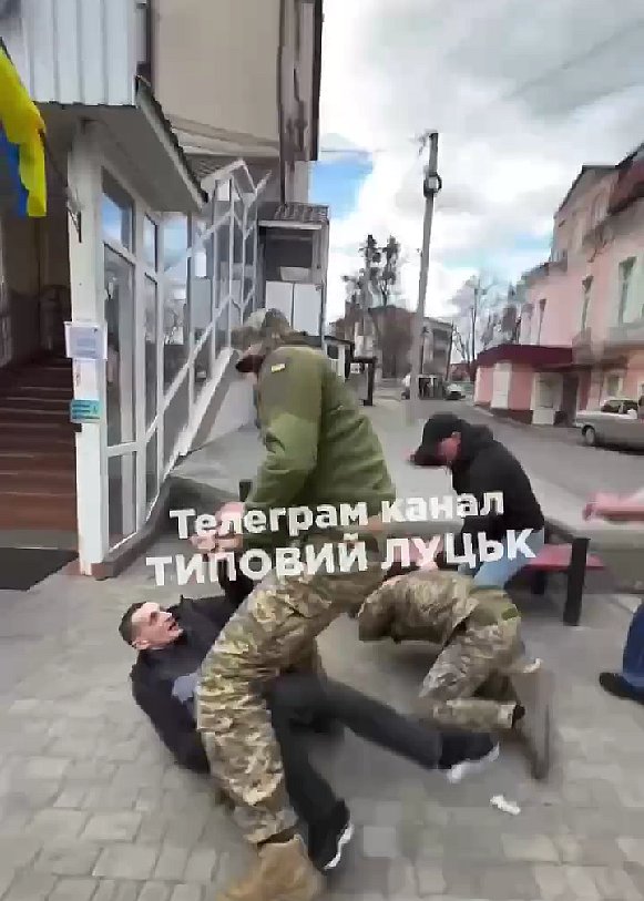 Массовая драка в центре Луцка – подростки напали на сотрудников ТЦК (видео)