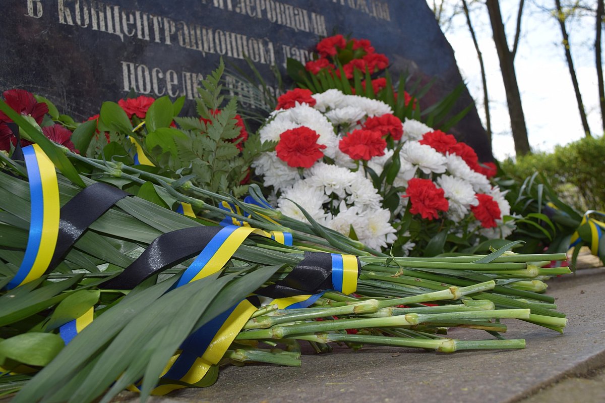 В Николаеве возложили цветы к памятному знаку у бывшего концлагеря «Шталаг 364» (фото)