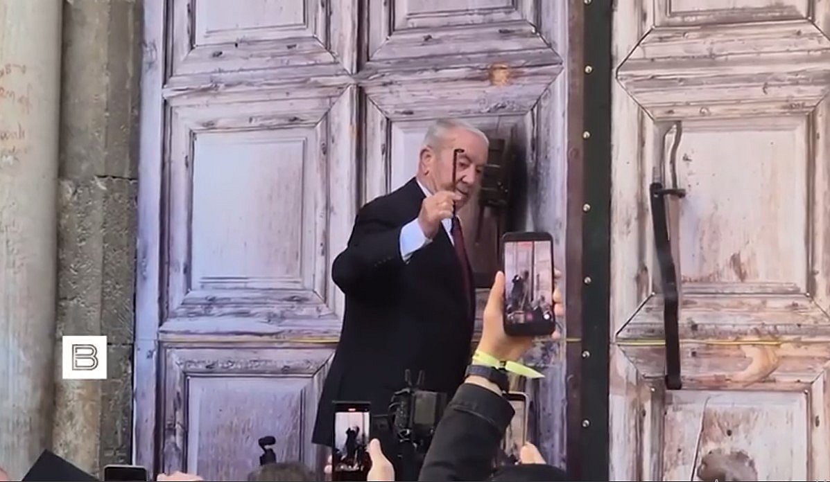 В Иерусалиме открыли Храм Гроба Господня, где сегодня ожидается схождение Благодатного огня (видео)