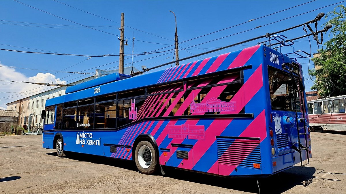 Ограбление в троллейбуса в Николаеве: пассажир выхватил у соседа из рук телефон и сбежал