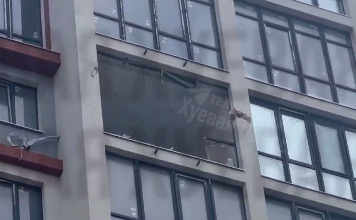 В Одессе «шахед» залетел в окно квартиры многоэтажки и не взорвался (фото)