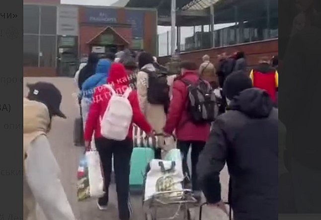 Украинцы массово возвращаются домой на Пасху: на границе фиксируется скопление транспорта (видео)