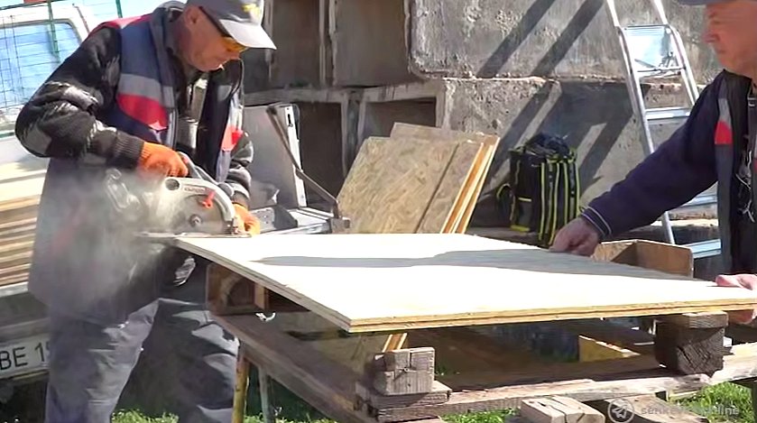 Коммунальные службы ликвидируют последствия вражеской атаки в Николаеве (видео)