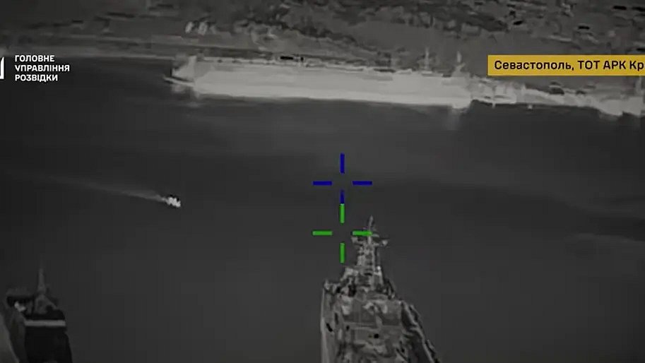ГУР нанесло удары по двум большим десантным кораблям в Крыму (видео)