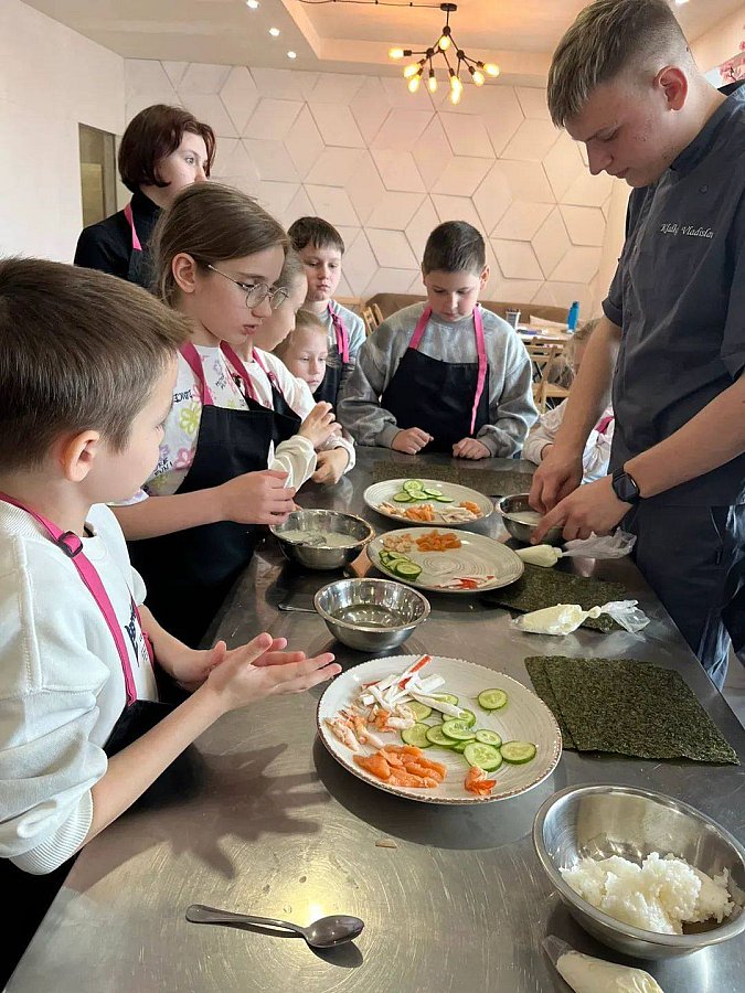 Дети пропавших без вести военных учились готовить суши-бургер в Николаеве (фото)