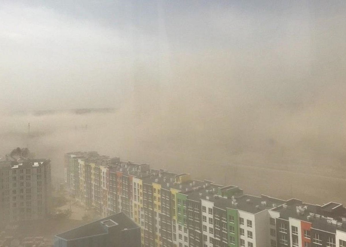 Пылевая буря и град накрыли Киев и область: видео непогоды