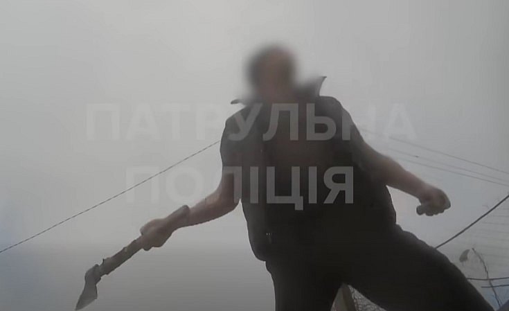 В Запорожье мужчина угрожал патрульным топором и применил слезоточивый газ (видео)