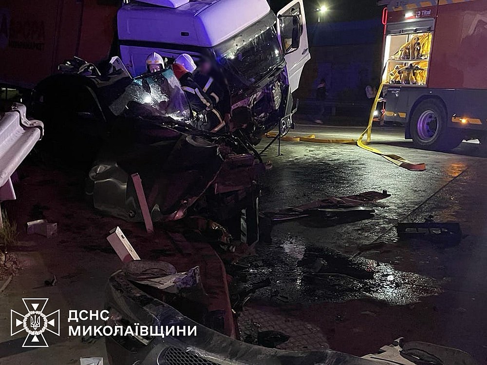 В Николаевской области BMW столкнулся с грузовиком: погибшего вырезали спасатели