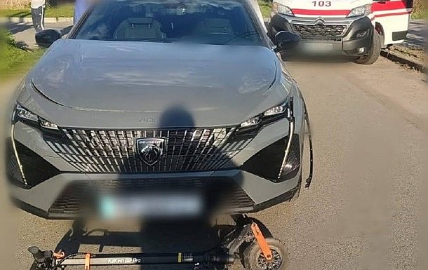 Водитель сбил двух детей на самокате