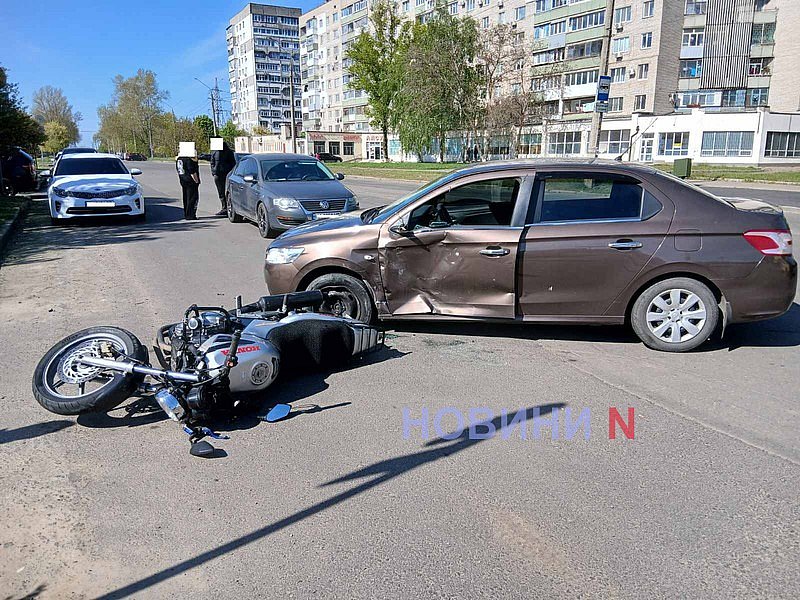 Peugeot и мотоцикл столкнулись у вокзала в Николаеве