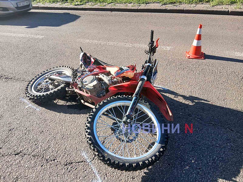 В Николаеве 15-летний мотоциклист врезался в Fiat: пострадавшего увезла «скорая»
