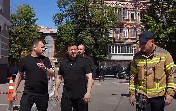 Зеленский посетил поврежденный музей Чернобыля после атаки РФ на Киев