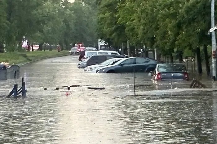 Непогода в Киеве: ливень с градом превратил дороги в реки