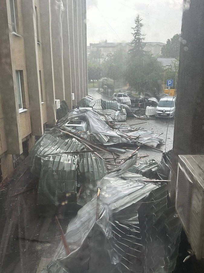 Во Львове сильный ливень с градом: срывает крыши и кондиционеры со зданий, падают деревья (видео)