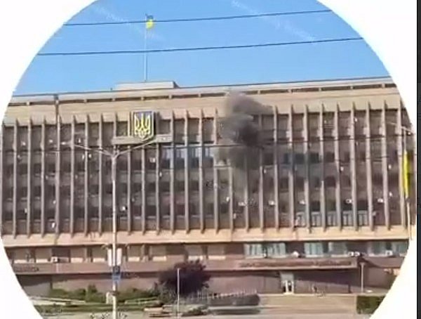 Россияне ударили FPV-дроном по зданию Запорожской ОВА (видео)