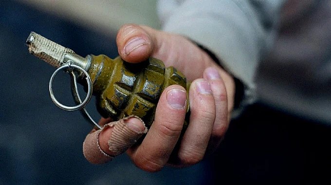 Мужчина в статусе СЗЧ взорвал гранату при задержании полицией