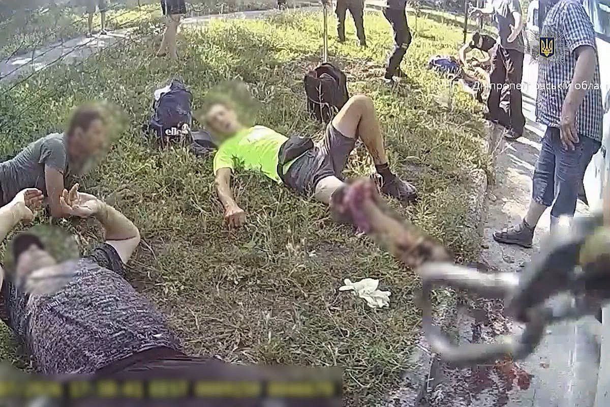 Несмотря на угрозу новых ударов, полицейские спасали людей после атаки FPV-дрона на Днепропетровщине (видео)