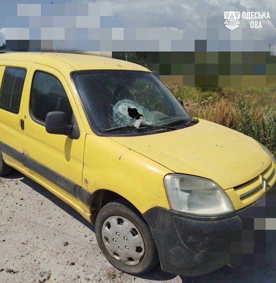 Россияне днем ударили баллистикой по Одессе: есть пострадавший, повреждены автомобили (фото)